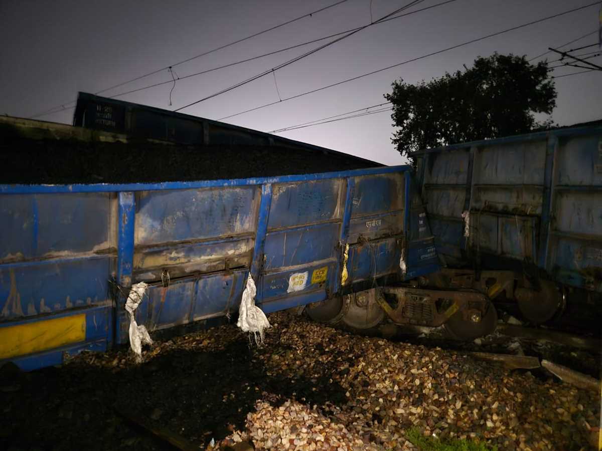 मथुरा में मालगाड़ी के 20 डिब्बे पटरी से उतरे, 15 ट्रेनें हुईं प्रभावित